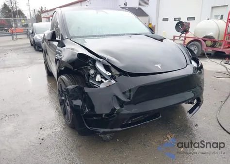 2025 Tesla Model Y Long Range Dual Motor All-Wheel Drive z USA, uszkodzony, nr VIN 7SAYGDEE9SA355439